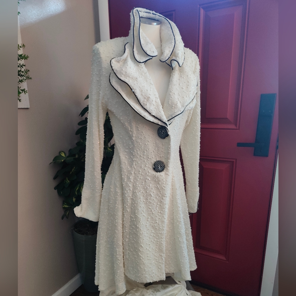 Design Today's Elegant White Black Rimmed Whimsical Coat Women's Size M - Picture 9 of 11
